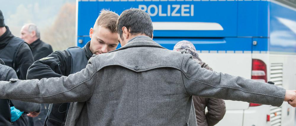 Bayern will, dass der Bund die Grenze nach Österreich noch umfangreicher kontrolliert. Grund sei die aktuelle "Terrorgefahr".