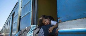 Sie weiß nichts von Dublin und braucht Hilfe: Syrisches Mädchen am Montag in einem Zug Richtung Serbien.