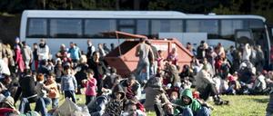 Flüchtlinge warten an der deutsch-österreichischen Grenze auf ihren Transport in eine Notunterkunft. 