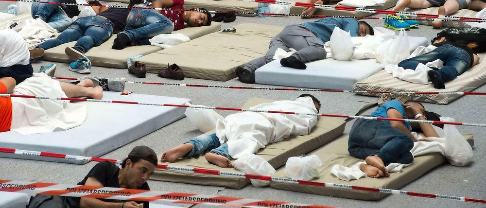 Flüchtlinge auf dem Gelände der Bundespolizei im bayerischen Deggendorf