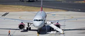 Ein Flugzeug steht auf dem Flughafen Düsseldorf auf dem Vorfeld. Den Angaben nach wurde Sami A. am Freitag um 7.00 Uhr mit einer Chartermaschine von Düsseldorf aus in sein Heimatland Tunesien gebracht. 