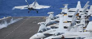 Werkzeug weltweiter militärischer Macht der USA: Ein Kampfflugzeug startet im östlichen Mittelmeer vom Deck des Flugzeugträgers USS Dwight D. Eisenhower. 
