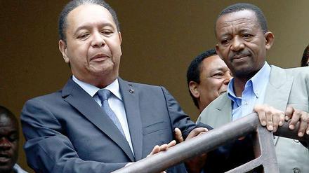 Jean-Claude "Baby Doc" Duvalier (li.) vor seiner Festnahme in Haiti.