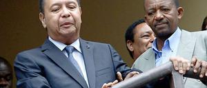 Jean-Claude "Baby Doc" Duvalier (li.) vor seiner Festnahme in Haiti.