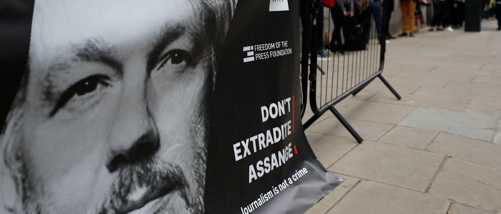 Am zentralen Gerichtshof in London hängt ein Transparent mit einer Abbildung des WikiLeaks-Gründers Assange.