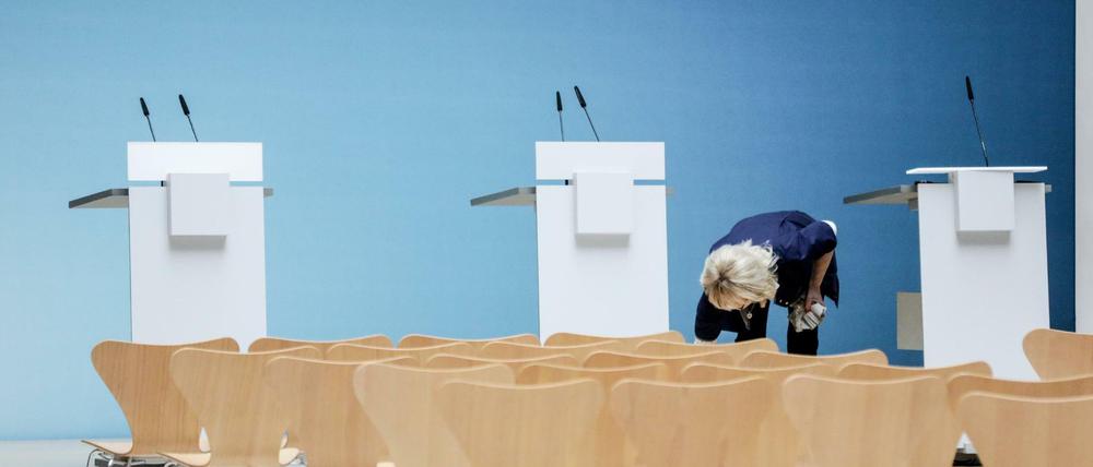 Die Rednerpulte stehen: Verkünden Merkel, Seehofer und Schulz hier eine Einigung?