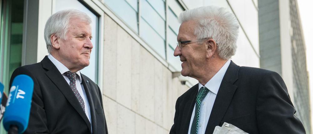 CSU-Chef Horst Seehofer (l.) begrüßt Baden-Württembergs Ministerpräsident Winfried Kretschmann (Bündnis 90/Die Grünen).