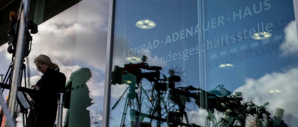 Journalisten warten am Freitag bei der Fortsetzung der Sondierungsgespräche vor der CDU-Zentrale. 