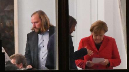 Formulierungskünstler. Anton Hofreiter und Katrin Göring-Eckardt von den Grünen tauschen mit CDU-Chefin Angela Merkel Informationen aus. 