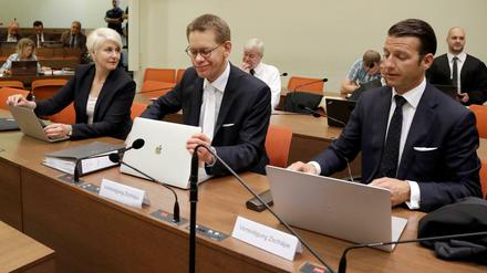 Die ursprünglichen Pflichtverteidiger Zschäpes, Wolfgang Stahl, Wolfgang Heer und Anja Sturm sitzen bei der Fortsetzung des NSU-Prozesses im Gerichtssaal. 