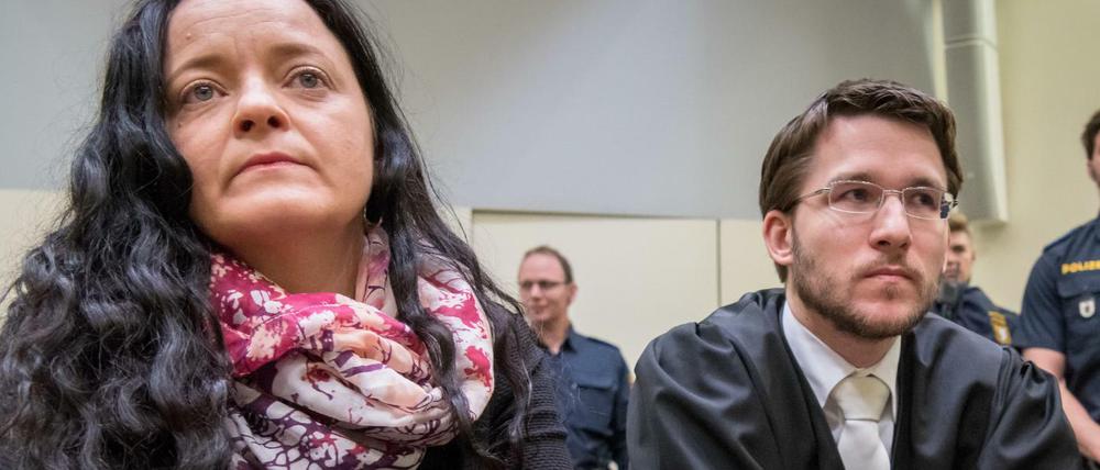 Die Angeklagte Beate Zschäpe im Gerichtssaal neben ihrem Anwalt Mathias Grasel