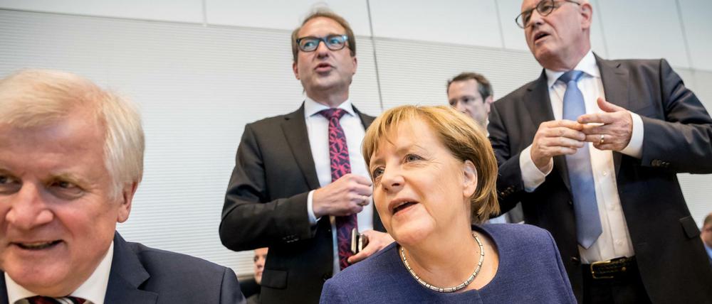 Noch lange nicht einig. Bundeskanzlerin Angela Merkel (CDU) mit CSU-Chef Horst Seehofer (CSU) vor der ersten Fraktionssitzung.