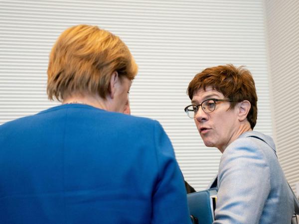 Angela Merkel und Annegret Kramp-Karrenbauer vor der Situng der Bundestagsfraktion der Union.