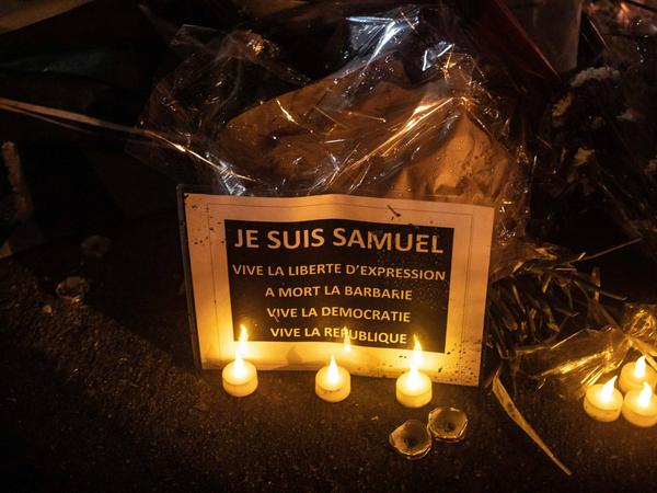 "Je suis Samuel" - mit Kerzen und Schildern gedenken Franzosen des ermordeten Lehrers Samuel Paty.