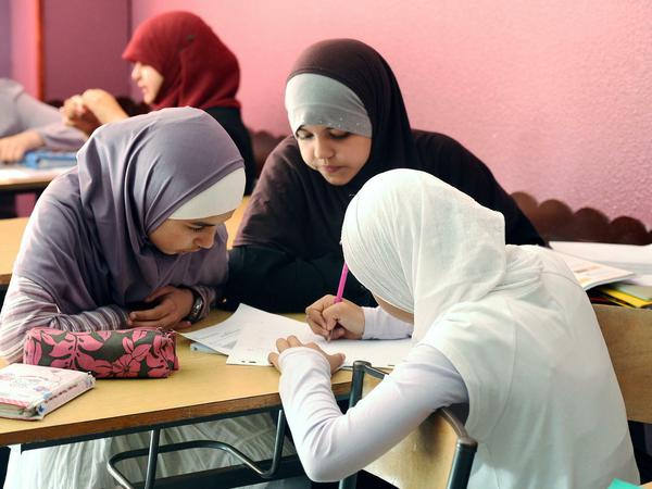 Schülerinnen einer muslimischen Privatschule in Toulouse. Im Kampf gegen Parallelgesellschaften werden alle Muslime stigmatisiert.