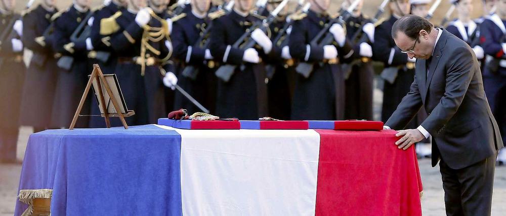 Trauer in Paris. Staatschef Hollande ehrt einen in der Zentralafrikanischen Republik gefallenen französischen Soldaten.