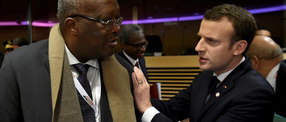 Frankreichs Präsident Emmanuel Macron im Gespräch mit Roch Marc Christian Kabore, dem Präsidenten von Burkina Faso.