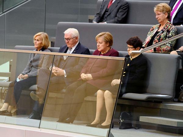 Frank-Walter Steinmeier, Angela Merkel und Rita Süssmuth in der konstituierenden Sitzung des 20. Deutschen Bundestages im Reichstagsgebäude. 