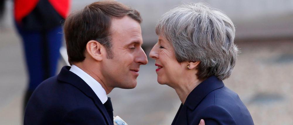 Emmanuel Macron, Präsident von Frankreich, begrüßt die britische Premierministerin Theresa May am Dienstag in Paris. 