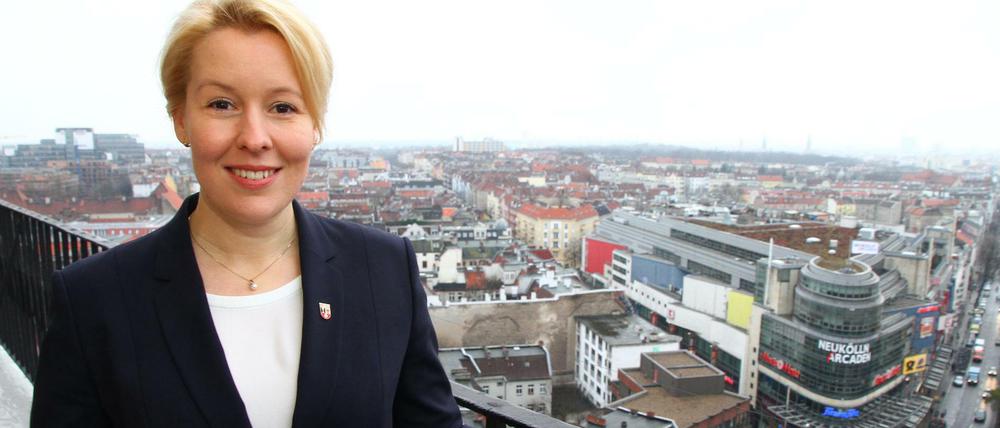 Franziska Giffey auf dem Rathausturm mit Blick auf die Karl-Marx-Straße in Berlin-Neukölln im Jahr 2016. Damals war sie Bezirksbürgermeisterin von Neukölln. 