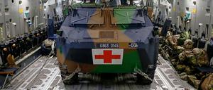 Ein französischer Panzer wird in Nordfrankreich verladen