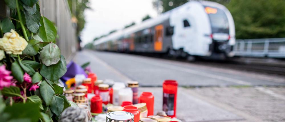 Blumen und Kerzen stehen an Gleis eins am Bahnhof in Voerde.