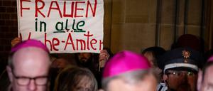 Frauen demonstrieren im März bei der Deutschen Bischofskonferenz.