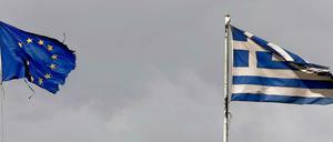 Stürmische Tage für die Euro-Zone. Auf dem Dach des Finanzministeriums in Athen wird Flagge gezeigt.