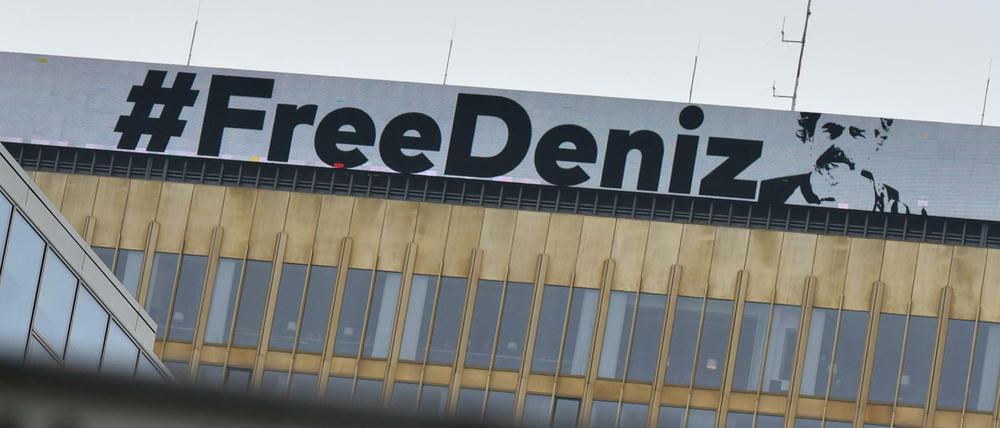 Aufruf: "FreeDeniz" in Berlin auf einer Leuchtanzeigetafel am Haus des Axel-Springer-Verlags