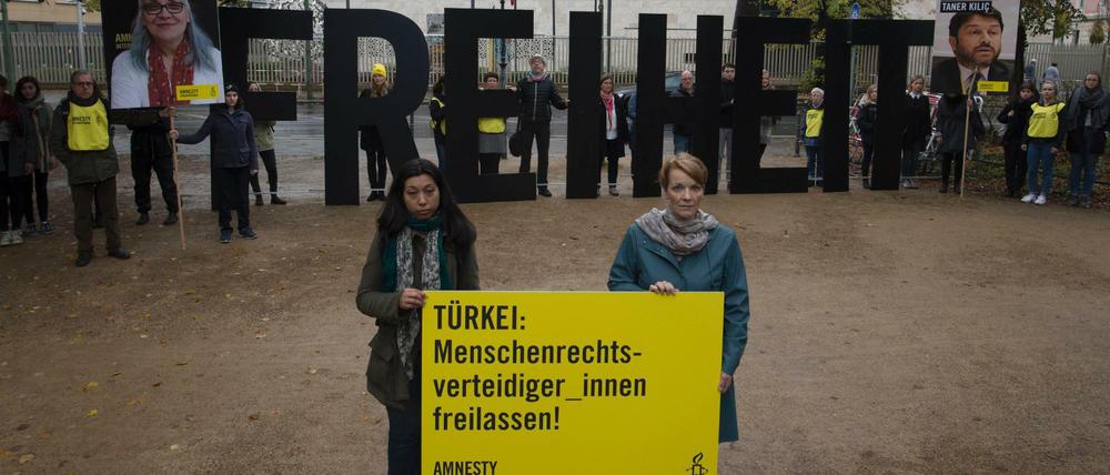 Aktivisten der Menschenrechtsorganisation "Amnesty International" protestieren am 27.10. vor der türkischen Botschaft in Berlin.