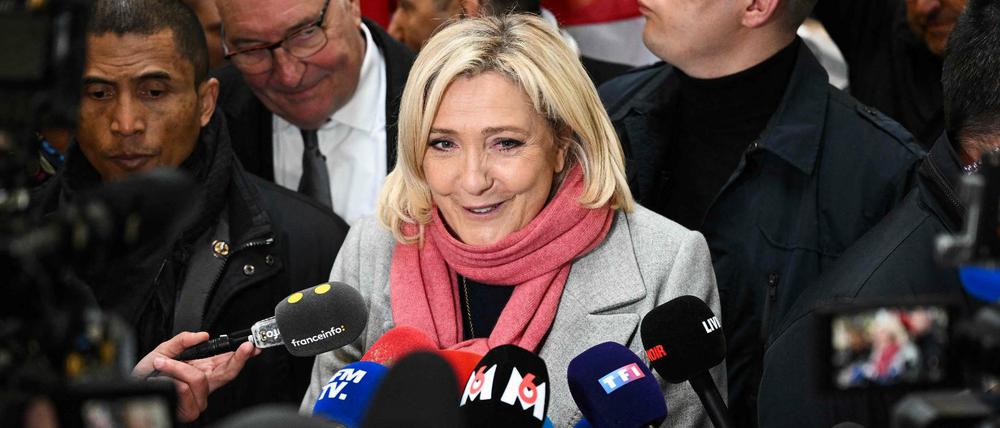 Ist zufrieden: Marine Le Pen könnte Präsident Macron gefährlich werden.