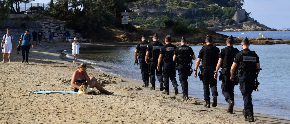 Schon vor dem G7-Gipfel in Biarritz patrouillieren französische Polizisten am Strand. 
