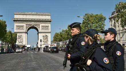 Ein massives Polizeiaufgebot sicherte am Freitag den Champs-Élysées und weite Teile der Stadt.