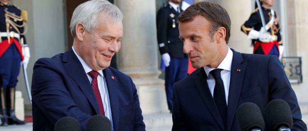 Antti Rinne (links) traf Emmanuel Macron in Paris.
