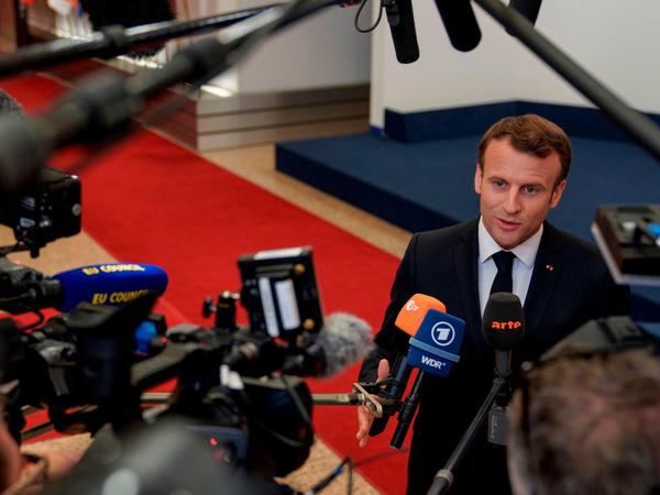 Frankreichs Staatschef Emmanuel Macron vor Reportern in Brüssel.