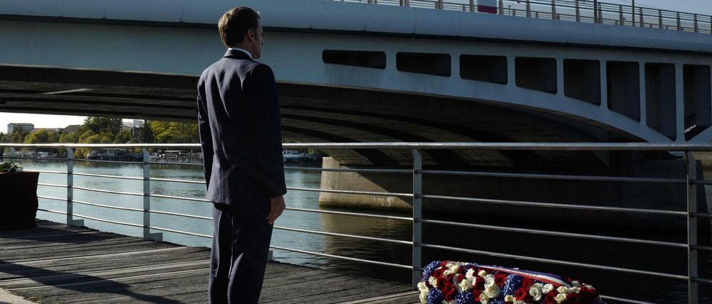Emmanuel Macron gedenkt im Herbst 2021 den algerischen Opfern von Polizeigewalt 1961 in Paris. Die Leichen wurden in die Seine geworfen.
