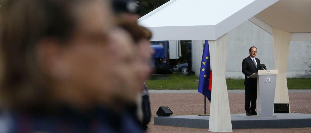 Weit weg: Präsident Hollande besuchte zwar die Hafenstadt Calais, nicht jedoch das umstrittene Flüchtlingscamp in der Nähe. 