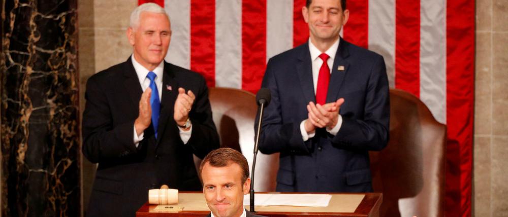 Äußerst einnehmend. Vizepräsident Mike Pence (Links) und Mehrheitsführer Ryan Paul können gar nicht anders, als Frankreichs Präsident Emmanuel Macron zu applaudieren.