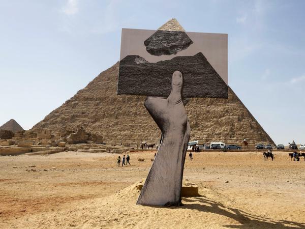 Die Pyramiden verpflichten. Hier das Werk des französischen Streeart-Künstlers JR&amp;apos in Gizeh. 
