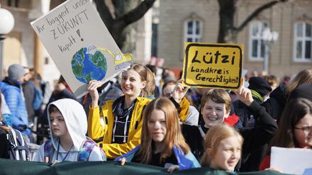 03.03.2023, Stuttgart: Menschen nehmen an einer Demonstration zum globalen Klimastreik am Schlossplatz teil. Die Klimaschutzbewegung Fridays For Future hatte für Freitag in zahlreichen Ländern zu neuen Protesten aufgerufen. Foto: Julian Rettig/dpa +++ dpa-Bildfunk +++
