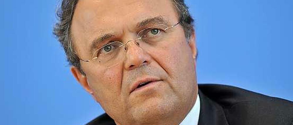 Innenminister Hans-Peter Friedrich (CSU) warnt vor Armutszuwanderung nach Deutschland.