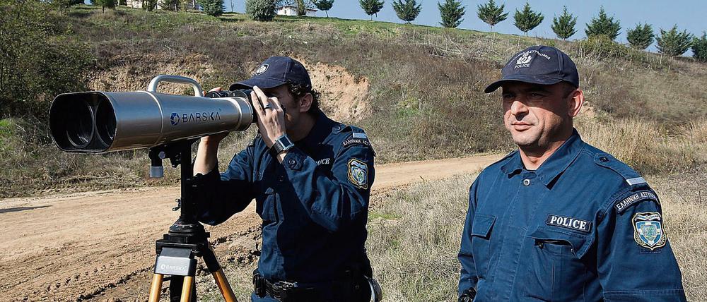 Griechische Polizisten patrouillieren an der griechisch-türkischen Grenze.