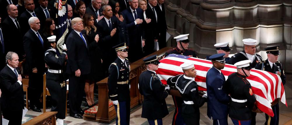 Soldaten tragen den mit einer US-Flagge bedeckte Sarg des früheren US-Präsidenten George H.W. Bush.