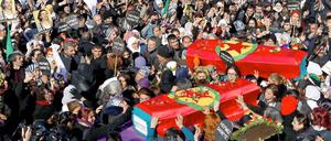 Bei einer Massenkundgebung in der südostanatolischen Stadt Diyarbakir trugen Einwohner die Särge der in Paris ermordeten PKK-Aktivistinnen.