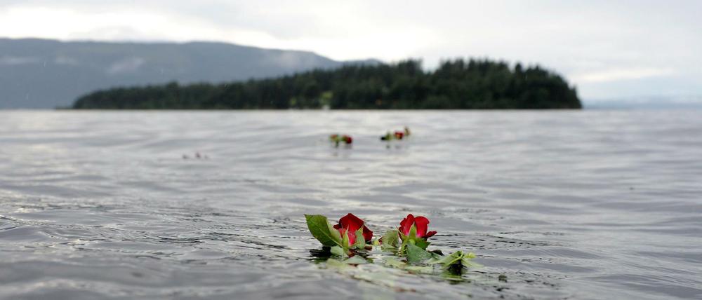 Trauer: Die Insel Utøya 2011 kurz nach dem Attentat. Im Wasser schwimmen Rosen, die an die Opfer erinnern.