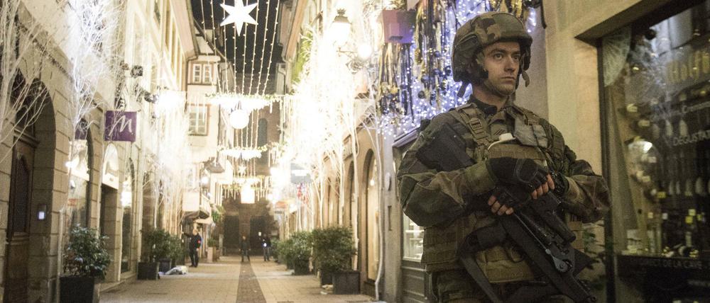 Ein Soldat sichert das Gebiet um den Weihnachtsmarkt von Straßburg.