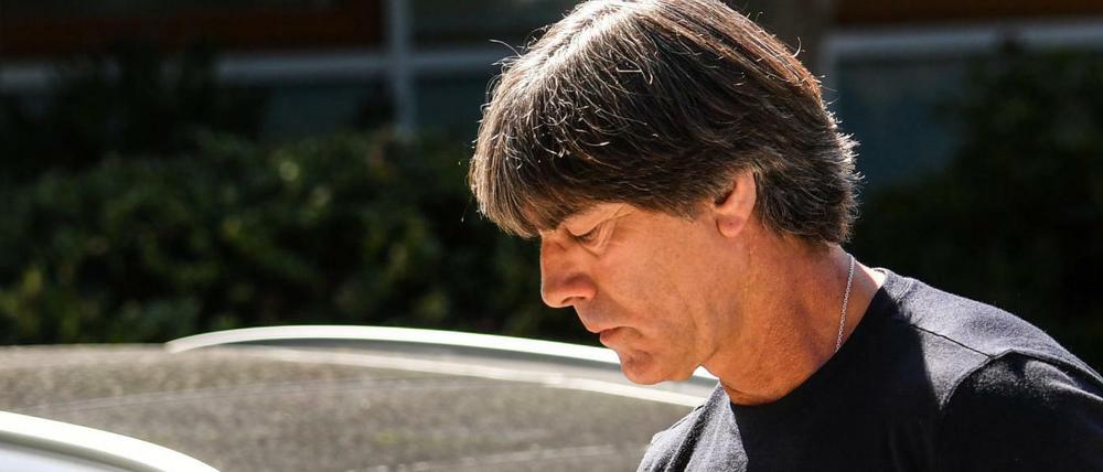 Bundestrainer Joachim Löw geht in die DFB-Zentrale.