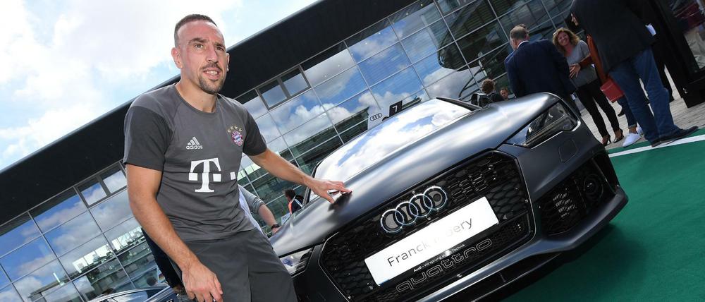 Der Fußball-Bundesligaspieler Franck Ribery vom FC Bayern München steht neben seinem neuen Dienstwagen.