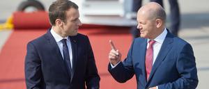 Bundeskanzler Olaf Scholz stärkt Frankreichs Präsident Emmanuel Macron in einem Gastbeitrag den Rücken.