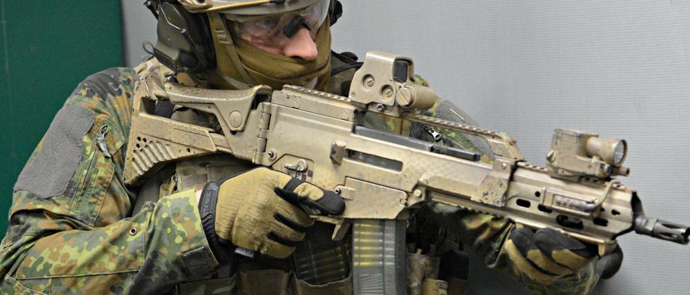 Ein Soldat trainiert mit einem Sturmgewehr G36 im Schießausbildungszentrum auf dem Kasernengelände des Kommandos Spezialkräfte (KSK) in Calw. 